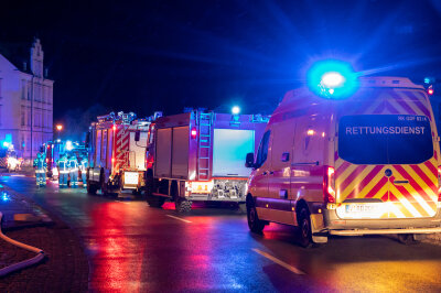 Abriss nach Scheunenbrand in Gersdorf: THW und Feuerwehr weiter am Einsatzort - Ein Übergreifen der Flammen auf die angrenzenden Gebäude konnte von der Feuerwehr verhindert werden.