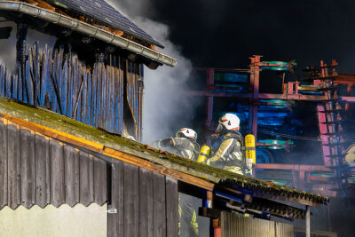 Abriss nach Scheunenbrand in Gersdorf: THW und Feuerwehr weiter am Einsatzort - Die Scheune brannte bis auf die Grundmauern nieder.