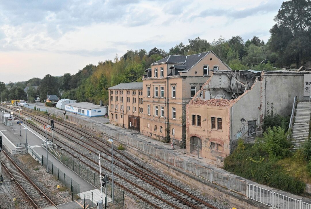 Abrissarbeiten an Industriebrache im Erzgebirge: Wie geht es nun weiter? - Am Gebäude unterhalb der Bahnhofsbrücke in Aue, das einsturzgefährdet ist, sind Abrissarbeiten gelaufen. Foto: Ralf Wendland