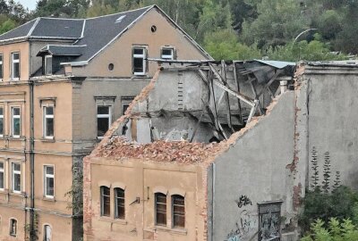 Abrissarbeiten an Industriebrache im Erzgebirge: Wie geht es nun weiter? - Am Gebäude unterhalb der Bahnhofsbrücke in Aue, das einsturzgefährdet ist, sind Abrissarbeiten gelaufen. Foto: Ralf Wendland