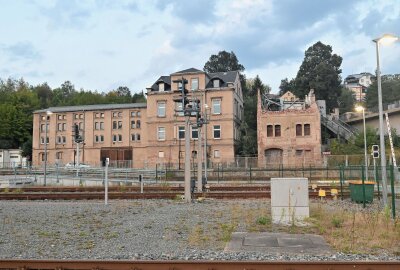 Abrissarbeiten an Industriebrache im Erzgebirge: Wie geht es nun weiter? - Am Gebäude unterhalb der Bahnhofsbrücke in Aue, das einsturzgefährdet ist, sind Abrissarbeiten gelaufen. Foto: Ralf Wendland