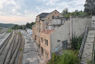 Abrissarbeiten an Industriebrache im Erzgebirge: Wie geht es nun weiter? - Am Gebäude unterhalb der Bahnhofsbrücke in Aue, das einsturzgefährdet ist, sind Abrissarbeiten gelaufen. Foto: Ralf Wendland