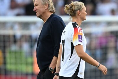 Abschied einer ganz Großen: DFB-Kapitänin Popp tritt ab - Kopfballungeheuer unter sich: Alexandra Popp und Ex-Nationalcoach Horst Hrubesch.