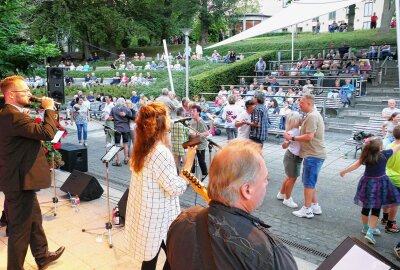 Abschluss der Warmbader Kurparksaison weckt schon Lust aufs neue Jahr - Die Lieder der Band "Chamäleon" lockten bei der Warmbader Summer Night viele Gäste auf die Tanzfläche. Foto: Andreas Bauer