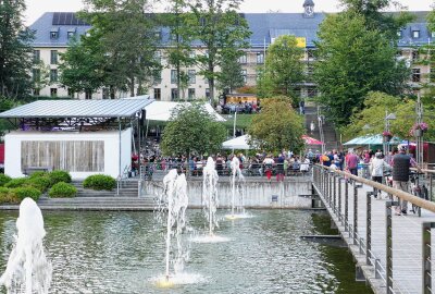 Abschluss der Warmbader Kurparksaison weckt schon Lust aufs neue Jahr - Bei herrlichem Sommerwetter stellte der Kurpark mit seinem Teich die passende Kulisse für die große Party dar. Foto: Andreas Bauer