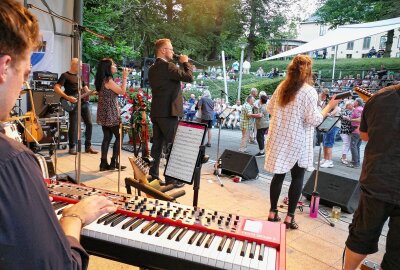 Abschluss der Warmbader Kurparksaison weckt schon Lust aufs neue Jahr - Das Konzert war der krönende Abschluss einer monatelangen Veranstaltungsreihe im Kurpark. Foto: Andreas Bauer