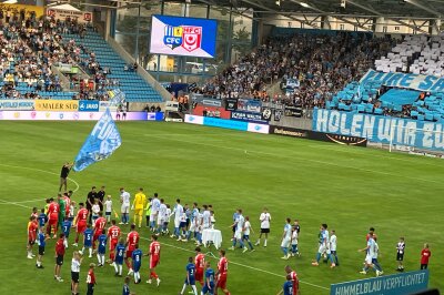 Abtasten zum Auftakt: CFC und HFC teilen sich die Punkte - Beim EInlaufen der Mannschaften symbolisierten 18 Kinder mit den entsprechenden Trikots die teilnehmenden Vereine der aktuellen Regionalliga-Saison.