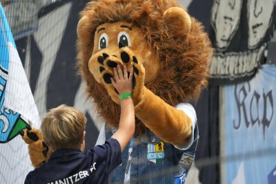 Abtasten zum Auftakt: CFC und HFC teilen sich die Punkte - Auch ein Neuzugang: Das CFC-Maskottchen.