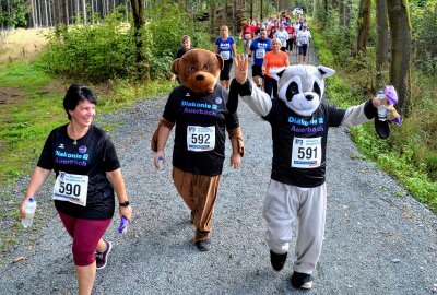 Achtung, Achtung: Zum 12. Firmenlauf droht der Ausverkauf - Der 12. Firmenlauf der Volksbank Vogtland-Saale-Orla eG findet am 28. August in Plauen statt. Fotos: Karsten Repert