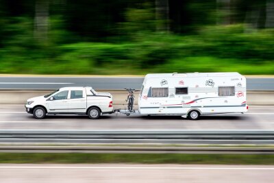 ADAC: Auf vielen Raststätten fehlen Wohnmobil-Parkplätze - Fahren ja, Parken eher schlecht: Viele Raststätten bieten keine speziellen Parkplätze für Wohnwagen-Gespanne und Wohnmobile, zeigt ein ADAC-Test.