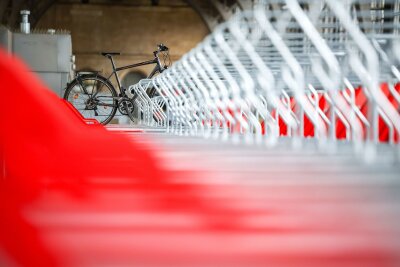 ADAC-Test: Diese "Bike+Ride"-Stationen sind "sehr gut" - Viele Bike+Ride-Anlagen sind gut erreichbar und wenig ausgelastet, doch oft mangelt es an Überdachungen, Lademöglichkeiten für E-Bikes und abschließbaren Fahrradgaragen, wie ein ADAC-Test an Bahnhöfen in zehn deutschen Großstädten ergab.