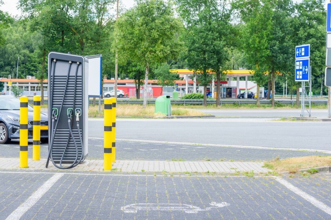 ADAC testete E-Ladesäulen an deutschen Autobahnen - das Ergebnis ist ernüchternd - Oft können zwei E-Autos an einer Ladesäule laden, was die Ladezeit verlängert. 