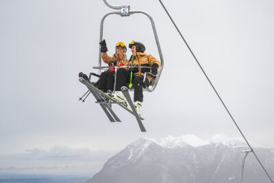 ADAC-Vergleich: Skipass-Preise ziehen an - 7 Spar-Tipps - Skipass-Preise steigen: Besonders in den Alpenregionen müssen Wintersportler mit höheren Kosten rechnen, während deutsche Skigebiete günstiger bleiben.