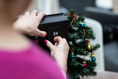 Adventskalender ohne Schokolade: Drei Trends für Erwachsene - 24 Vorweihnachtsgeschenke: Adventskalender als Ersatz für das Geschenk unterm Baum liegen im Trend. 