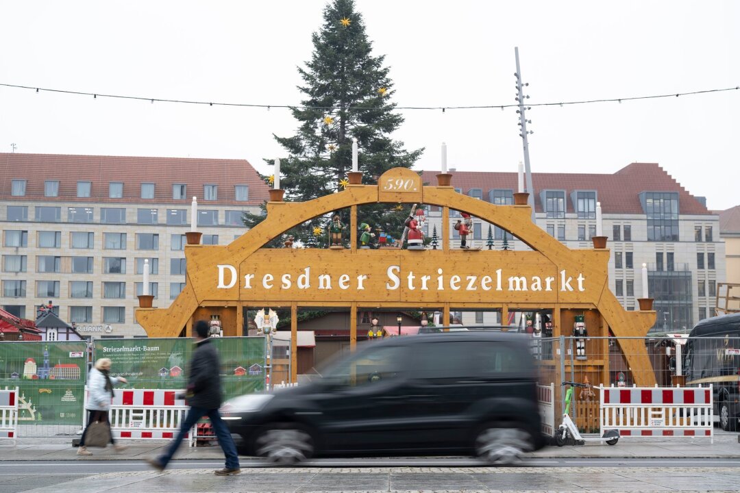 Adventsverkehr ohne Carolabrücke: Tram statt Auto - Für die Weihnachtszeit sind Dresdner wie auch Besucher aufgerufen, möglichst das Auto stehen zu lassen.