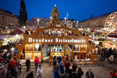 Adventsverkehr ohne Carolabrücke: Tram statt Auto - 2023 kamen rund zwei Millionen Besucher zu Deutschlands ältestem Weihnachtsmarkt (Archivbild).