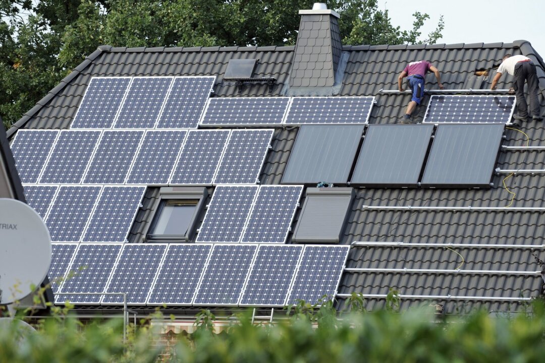 Ältere PV-Anlagen: Was tun, wenn die EEG-Förderung endet? - Ältere Photovoltaik-Anlagen: Nach 20 Jahren endet die EEG-Förderung. Jetzt heißt es Eigenverbrauch prüfen und Anlage warten lassen, um weiterhin von der Solarenergie zu profitieren.