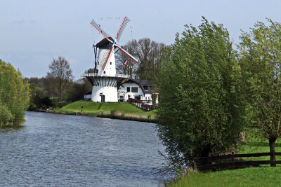 Äpfel statt Tulpen: Im Obstgarten der Niederlande - Liegt direkt an der Linge: die Kornmühle De Vlinder von 1913.