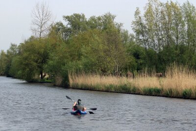 Äpfel statt Tulpen: Im Obstgarten der Niederlande - Ein Paddler beim Ort Rhenoy: Die etwas mehr als 100 Kilometer lange Linge ist der einzige Fluss, der ausschließlich durch die Niederlande fließt.