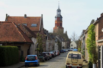 Äpfel statt Tulpen: Im Obstgarten der Niederlande - Buren, vom Turm der Lambertuskerk überragt, ist ein Ort mit königlicher Geschichte. Er wird auch "Perle der Betuwe" genannt.