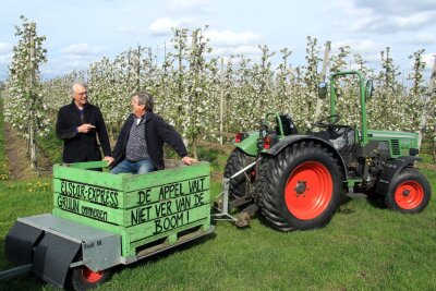 Äpfel statt Tulpen: Im Obstgarten der Niederlande - Wilkommen im "Elstar-Express": Kees de Jong (rechts) macht Besuchertouren mit dem Traktor in den Plantagen seines Cousins Kees van Blyderveen.