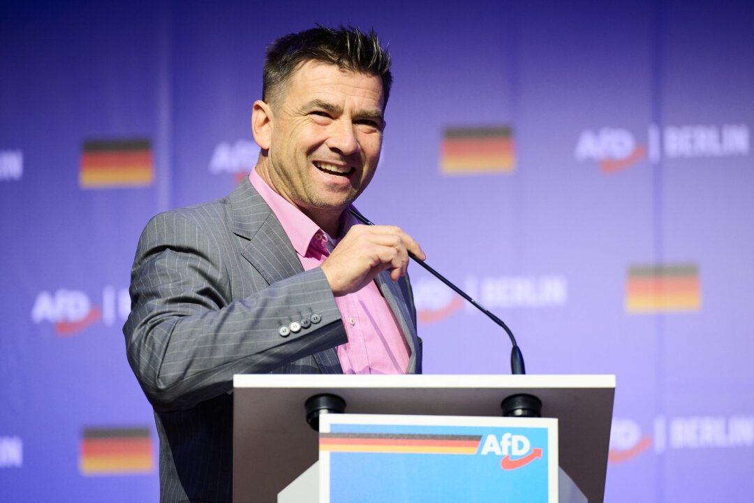 AfD bald mit weiterem hauptamtlichen Bürgermeister - Arne Raue, bisher parteiloser Bürgermeister der Stadt Jüterbog, tritt in die AfD ein. Sympathien für die Partei hatte er schon gezeigt, wie hier bei einem Grußwort beim Landesparteitag der Berliner AfD in seiner Stadt im Oktober. (Archivbild)