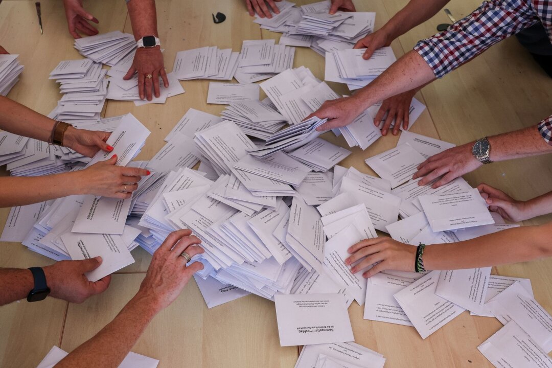 AfD bei Europawahl in Sachsen vorn - BSW holt 3. Platz - Zahlreiche Wahlhelfer nehmen sich bei der Stimmenauszählung die Umschläge mit den Briefwahlstimmen zur Europawahl.