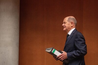 Afghanistan: Scholz lobt Maas für Rücktrittsangebot - Bundeskanzler Olaf Scholz (SPD) bringt einen Aktenordner mit Unterlagen mit zu seiner Vernehmung als Zeuge im Afghanistan-Untersuchungsausschuss des Bundestages.