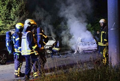 Aktion gegen Immobilienfirma? Drei Autos in Flammen und eine Person verletzt - Die Feuerwehr Leipzig wurde in der Nacht von Freitag auf Samstag gegen 3.40 Uhr in die Straße der 53 nach Leipzig Lindenthal alarmiert. 