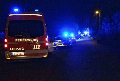 Aktion gegen Immobilienfirma? Drei Autos in Flammen und eine Person verletzt - Eine Person musste vom Rettungsdienst aufgrund einer Rauchgasvergifng in ein Krankenhaus gebracht werden. 