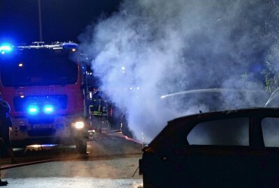 Aktion gegen Immobilienfirma? Drei Autos in Flammen und eine Person verletzt - Die Feuerwehr Leipzig wurde in der Nacht von Freitag auf Samstag gegen 3.40 Uhr in die Straße der 53 nach Leipzig Lindenthal alarmiert. 