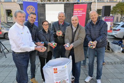 Aktion zum Welt-Polio-Tag in Zwickau kam gut an - Bei der Aktion in Zwickau (v.li.) die Rotarier Dr. Hans Neuser, Lars Neumerker, Mandy Breitenborn, Dr. Michael Luther, Präsident Mike Wels und Jörg Dierig. Foto: Ralf Wendland