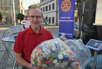 Aktion zum Welt-Polio-Tag in Zwickau kam gut an - Bei der Aktion in Zwickau ist einiges an Deckeln zusammengekommen - im Bild Bernd Fritzsche, im Rotary Club Zwickau/Glauchau der Projektkoordinator für das Projekt "Abdrehen gegen Polio". Foto: Ralf Wendland