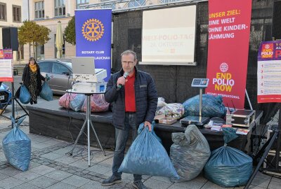 Aktion zum Welt-Polio-Tag in Zwickau kam gut an - Bei der Aktion in Zwickau ist einiges an Deckeln zusammengekommen - im Bild Bernd Fritzsche, im Rotary Club Zwickau/Glauchau der Projektkoordinator für das Projekt "Abdrehen gegen Polio". Foto: Ralf Wendland