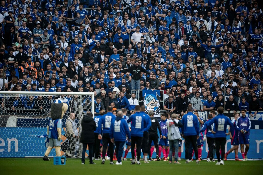 Alarm im Westen - Köln und Schalke in der Krise - Schalker Fans pfeifen die Mannschaft aus.