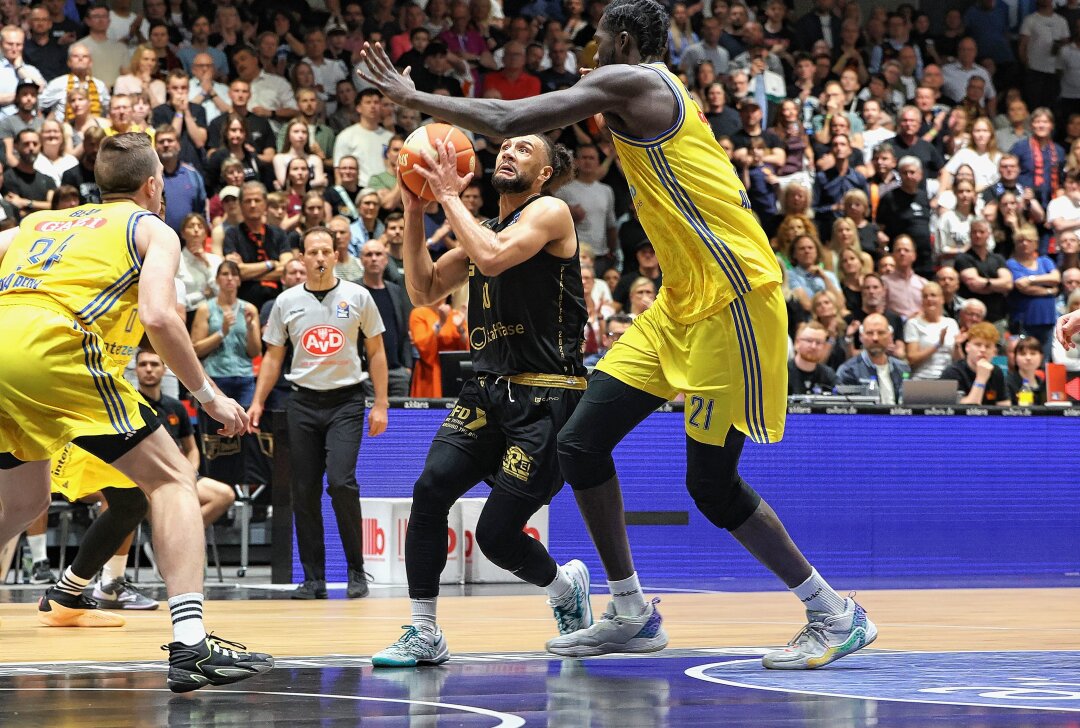 Alba Berlin erzwingt fünftes Spiel gegen Chemnitz - Alba Berlin gewinnt die vierte Partie in Chemnitz. Foto: Peggy Schellenberger