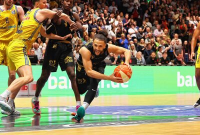 Alba Berlin erzwingt fünftes Spiel gegen Chemnitz - Alba Berlin gewinnt die vierte Partie in Chemnitz. Foto: Peggy Schellenberger