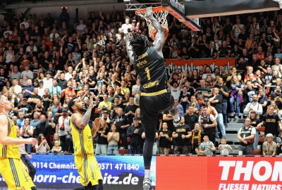 Alba Berlin erzwingt fünftes Spiel gegen Chemnitz - Alba Berlin gewinnt die vierte Partie in Chemnitz. Foto: Peggy Schellenberger