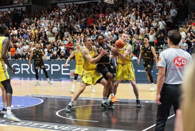 Alba Berlin erzwingt fünftes Spiel gegen Chemnitz - Alba Berlin gewinnt die vierte Partie in Chemnitz. Foto: Peggy Schellenberger