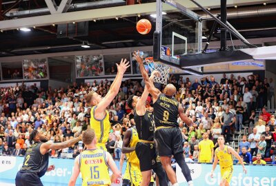 Alba Berlin erzwingt fünftes Spiel gegen Chemnitz - Alba Berlin gewinnt die vierte Partie in Chemnitz. Foto: Peggy Schellenberger