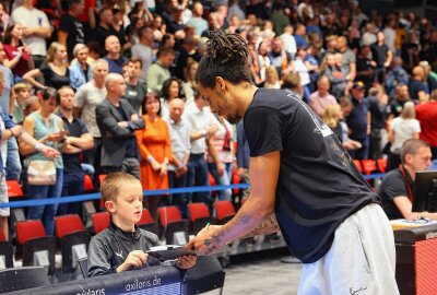 Alba Berlin erzwingt fünftes Spiel gegen Chemnitz - Alba Berlin gewinnt die vierte Partie in Chemnitz. Foto: Peggy Schellenberger