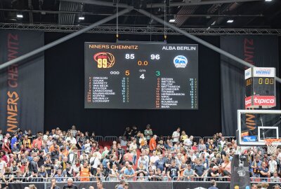 Alba Berlin erzwingt fünftes Spiel gegen Chemnitz - Alba Berlin gewinnt die vierte Partie in Chemnitz. Foto: Peggy Schellenberger