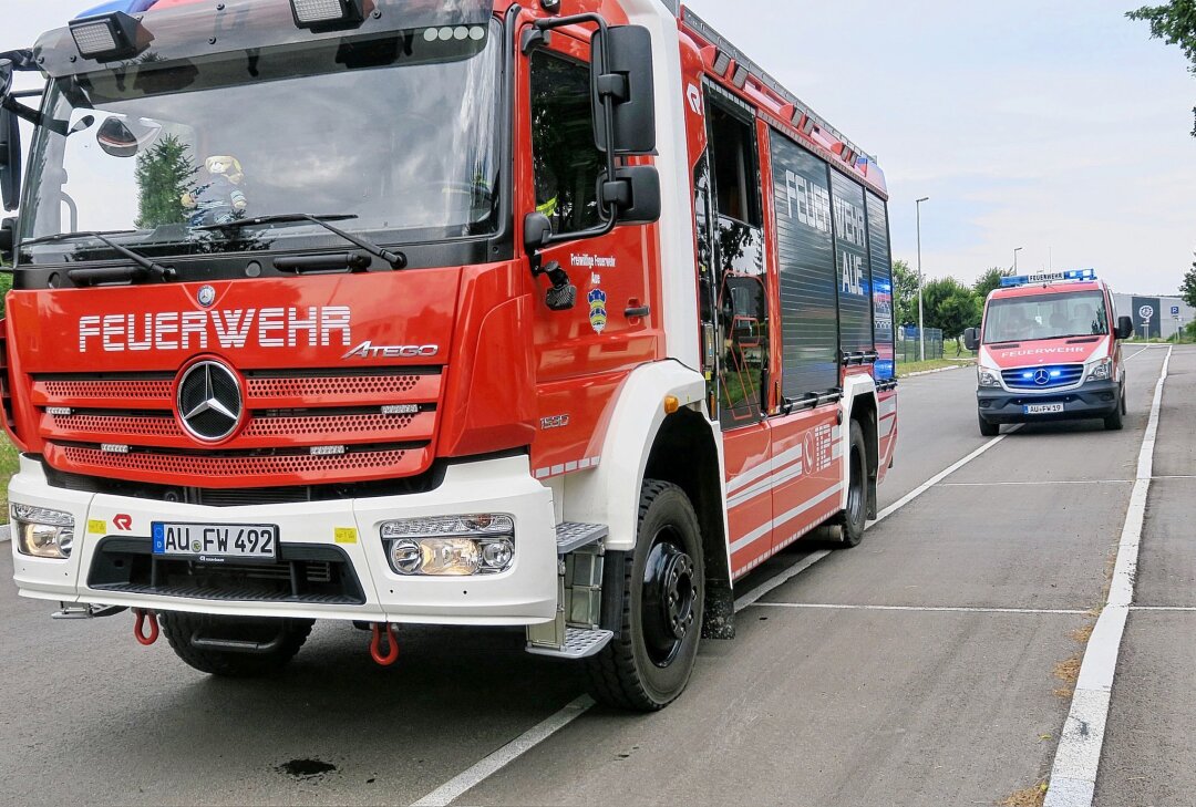 Alberoda: Brennende Solaranlage muss mit CO2 gelöscht werden - Gegen 14 Uhr wurden die Feuerwehren Aue und Alberoda nach Alberoda in die Wachbergstraße gerufen. 