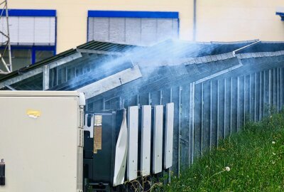 Alberoda: Brennende Solaranlage muss mit CO2 gelöscht werden - Dort gab es in einem Wechselrichter einer großen Solaranlage eine starke Rauchentwicklung.