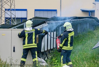 Alberoda: Brennende Solaranlage muss mit CO2 gelöscht werden - Gegen 14 Uhr wurden die Feuerwehren Aue und Alberoda nach Alberoda in die Wachbergstraße gerufen. 