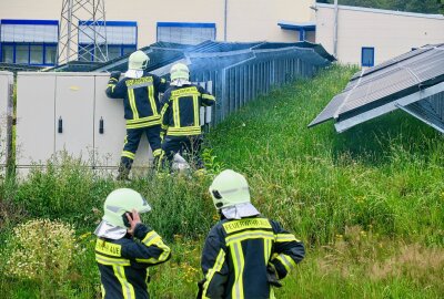 Alberoda: Brennende Solaranlage muss mit CO2 gelöscht werden - Fahrradfahrer waren an dem Gelände vorbei gefahren und hatten die Feuerwehr verständigt.