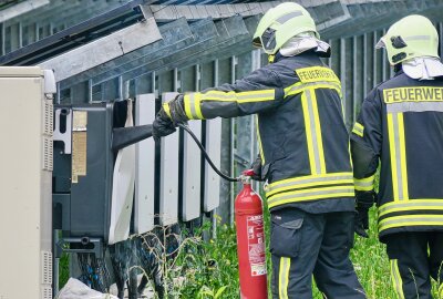 Alberoda: Brennende Solaranlage muss mit CO2 gelöscht werden - Fahrradfahrer waren an dem Gelände vorbei gefahren und hatten die Feuerwehr verständigt.