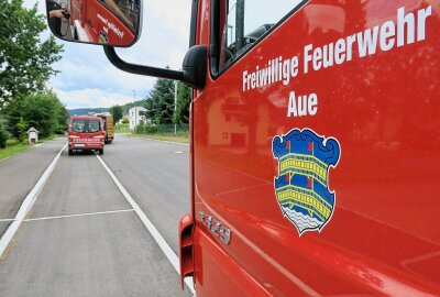 Alberoda: Brennende Solaranlage muss mit CO2 gelöscht werden - Die Einsatzkräfte der Feuerwehr löschten mit CO2 Löscher. Später wurde die Anlage einem Techniker übergeben. 