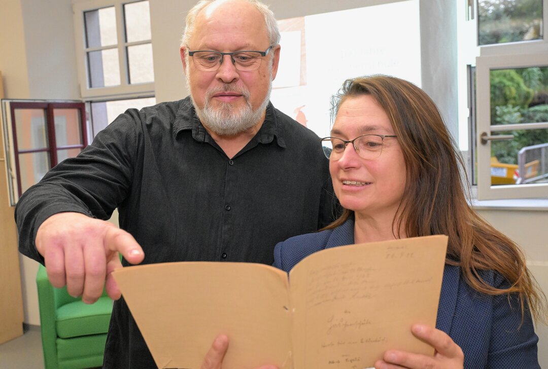 Albert-Sixtus-Archiv soll nach Kirchberg kommen - Ulrich Knebel (li.) und Anja Roocke im Gespräch. Foto: Ralf Wendland