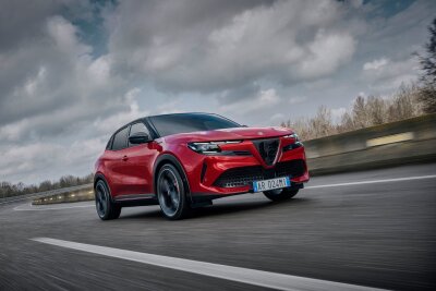 Alfa Romeo Junior Veloce: Kleiner SUV mit großer Leistung - Der Alfa Romeo Junior basiert auf der Plattform von Stellantis und bietet zwei Motorisierungsoptionen.